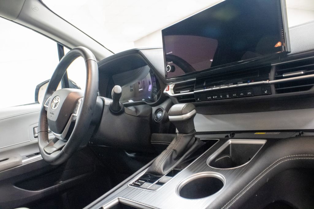 Used 2025 Toyota Sienna XLE image 21