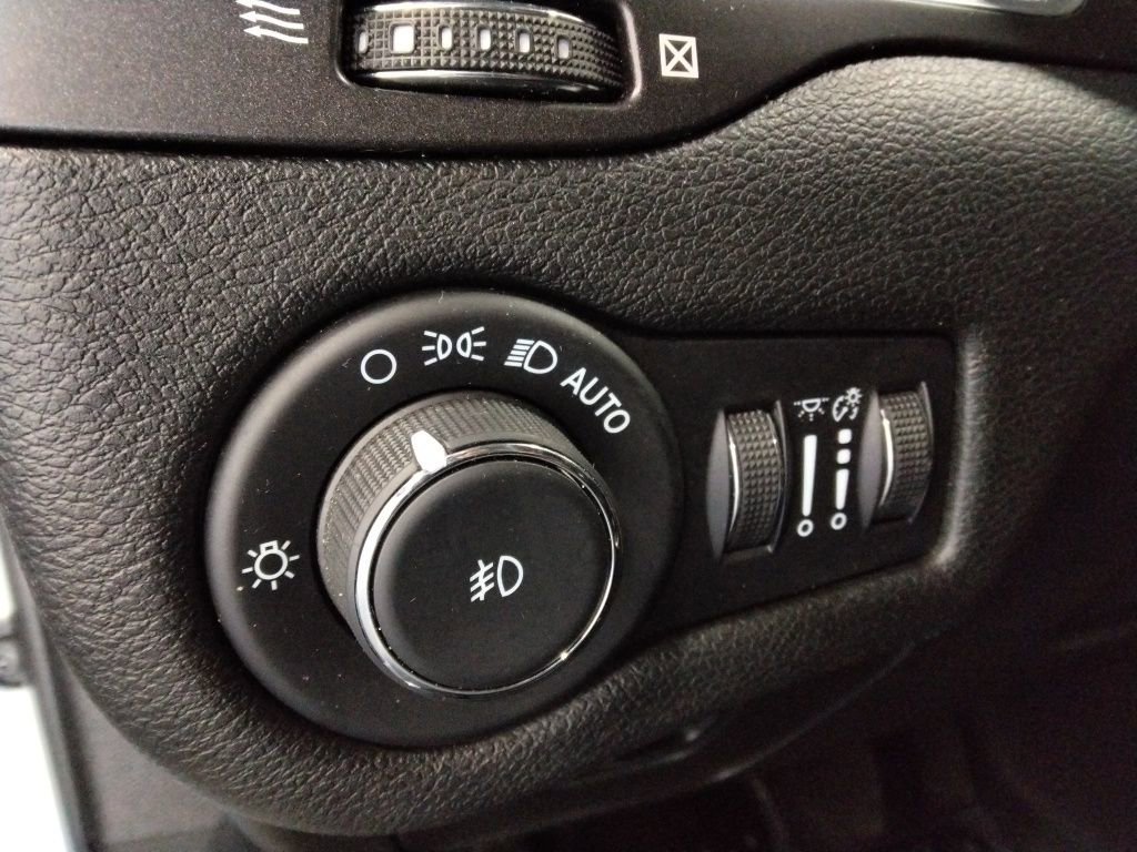 Used 2021 Jeep Cherokee Trailhawk image 19