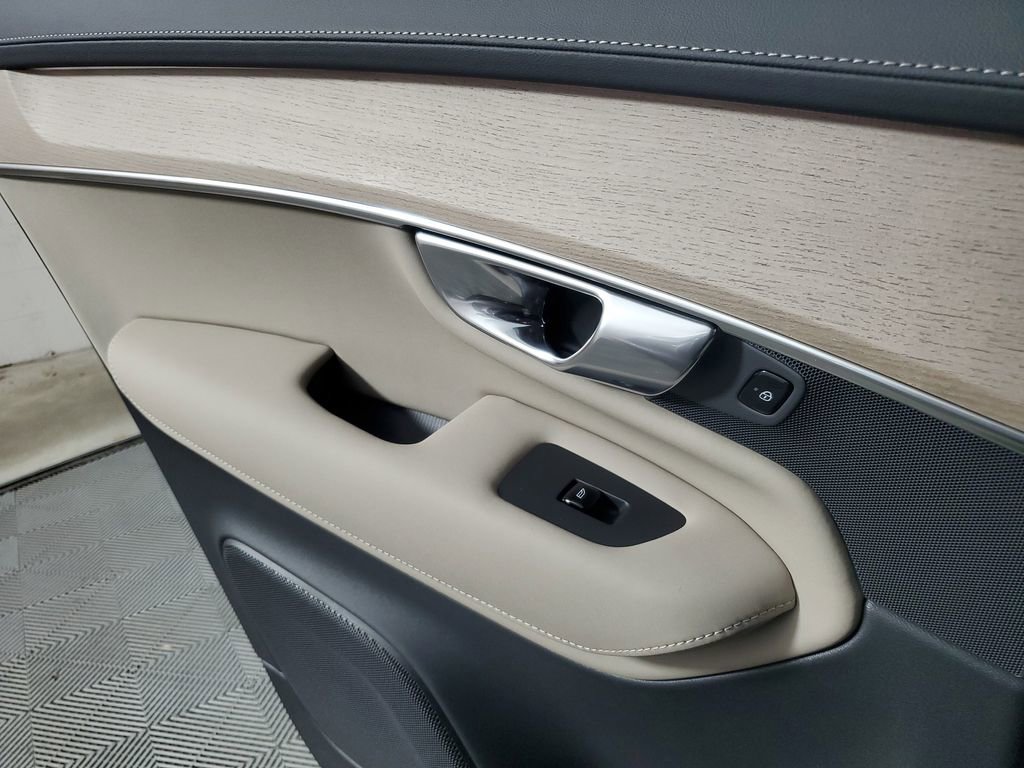 Certified 2026 Volvo XC90 B6 Plus w/ Protection Package Premier image 18