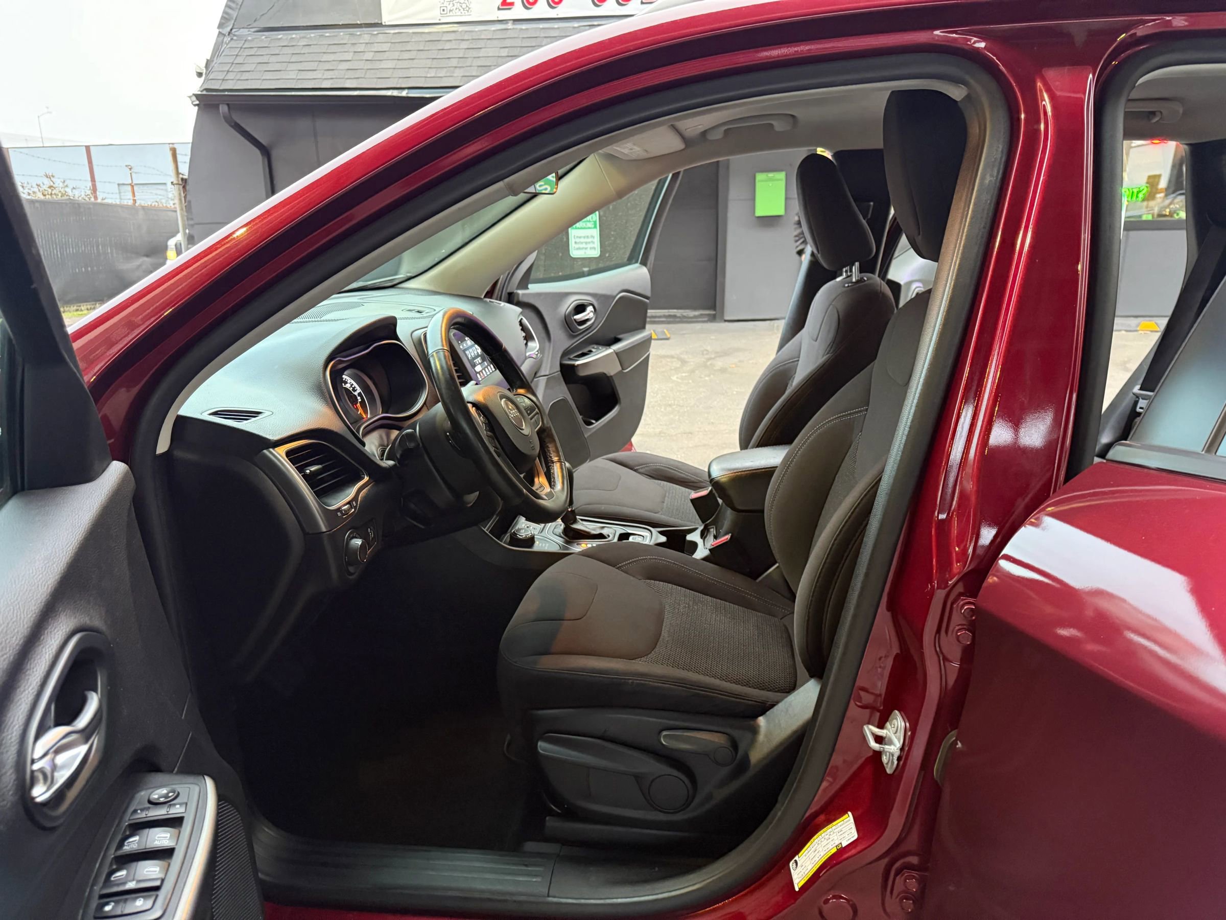 Used 2020 Jeep Cherokee Latitude w/ Cold Weather Group AWD/4WD image 7