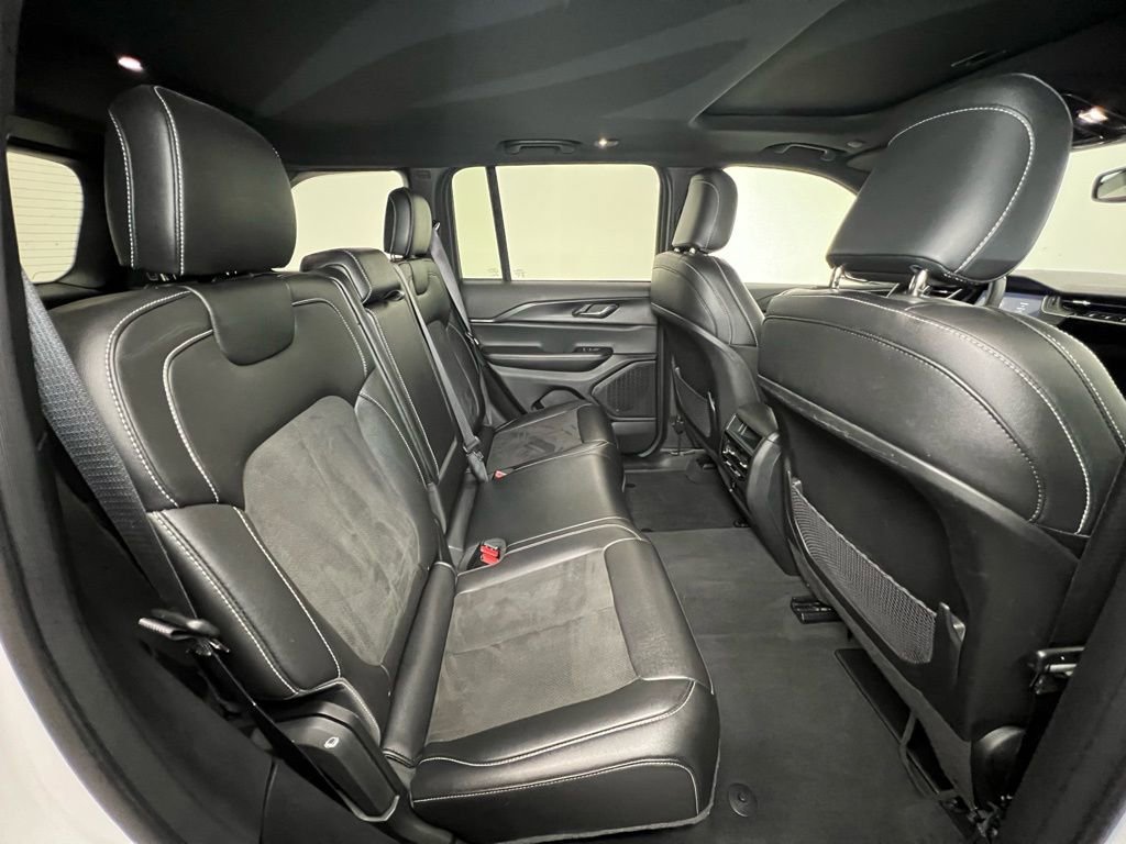 Used 2024 Jeep Grand Cherokee Altitude image 8