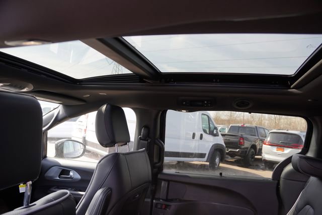 New 2026 Chrysler Pacifica Limited w/ S Appearance Package image 14