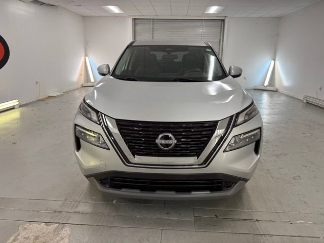 Used 2022 Nissan Rogue SV image 2