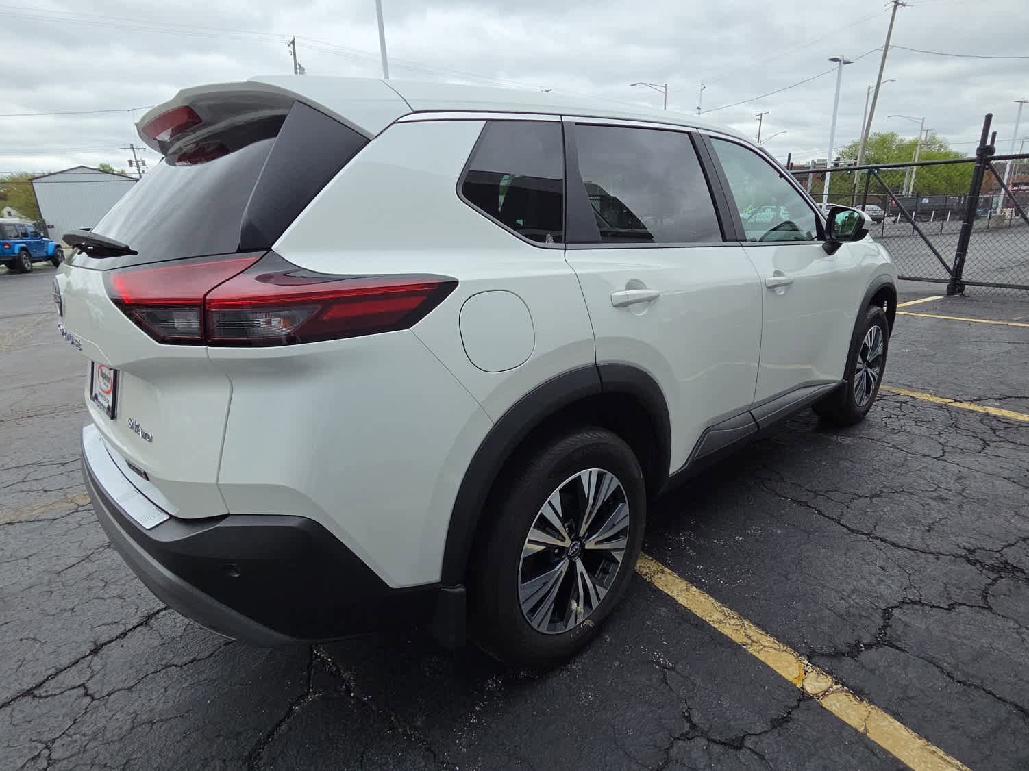 Used 2023 Nissan Rogue SV AWD/4WD image 5