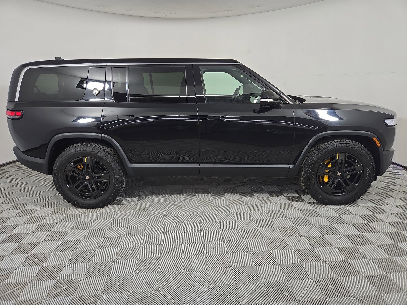 Used 2024 Rivian R1S Adventure image 6
