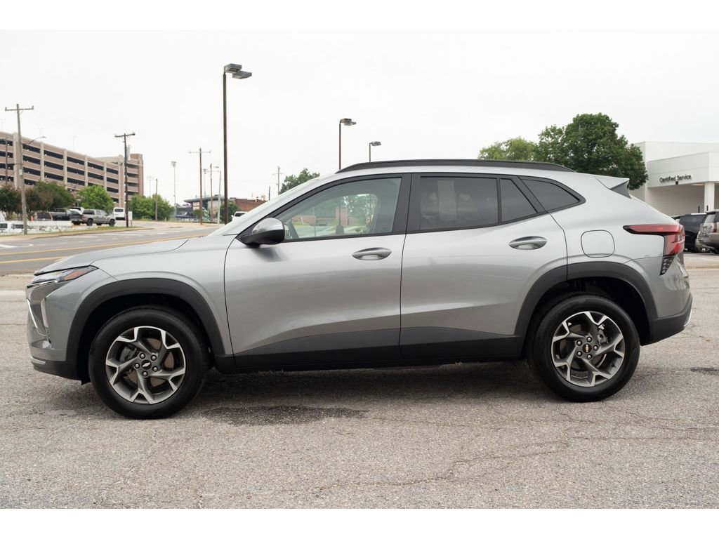 Used 2025 Chevrolet Trax LT FWD image 5