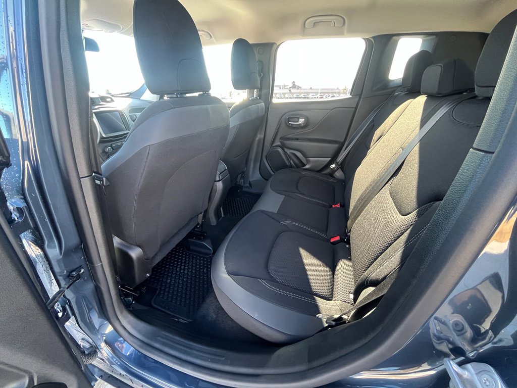 Used 2023 Jeep Renegade Latitude w/ Premium Group image 16