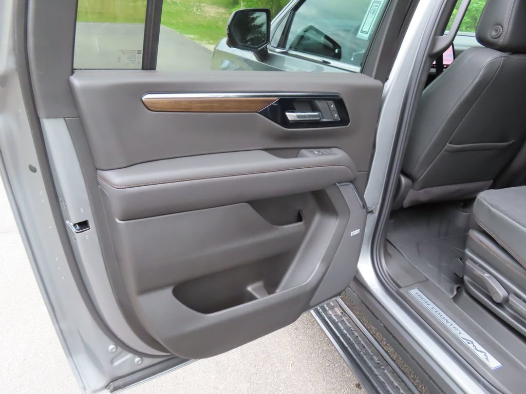 New 2026 Chevrolet Suburban High Country AWD/4WD image 30