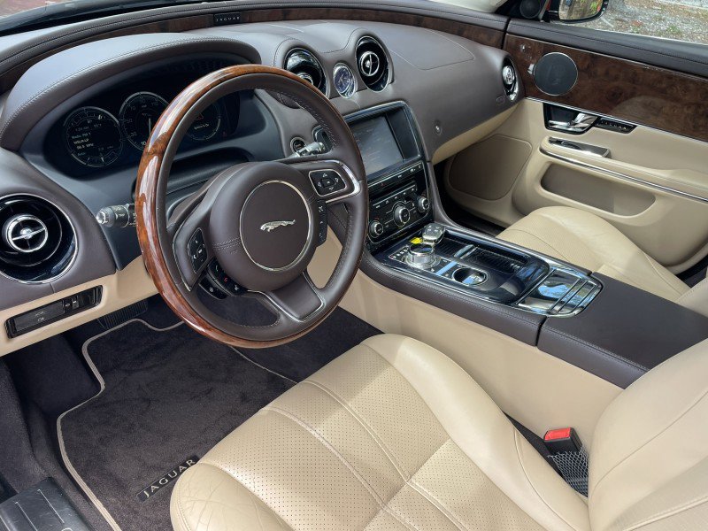 Used 2012 Jaguar XJ image 11
