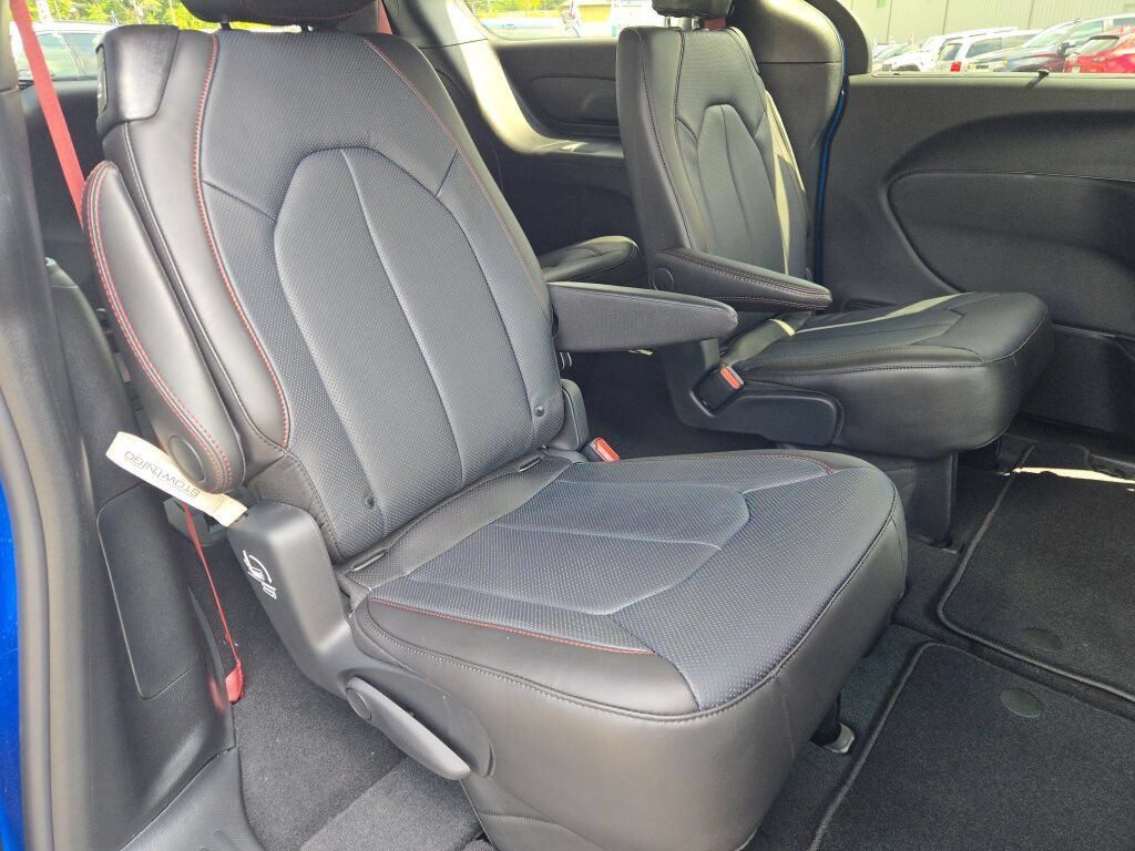 New 2027 Chrysler Pacifica Select AWD/4WD image 14