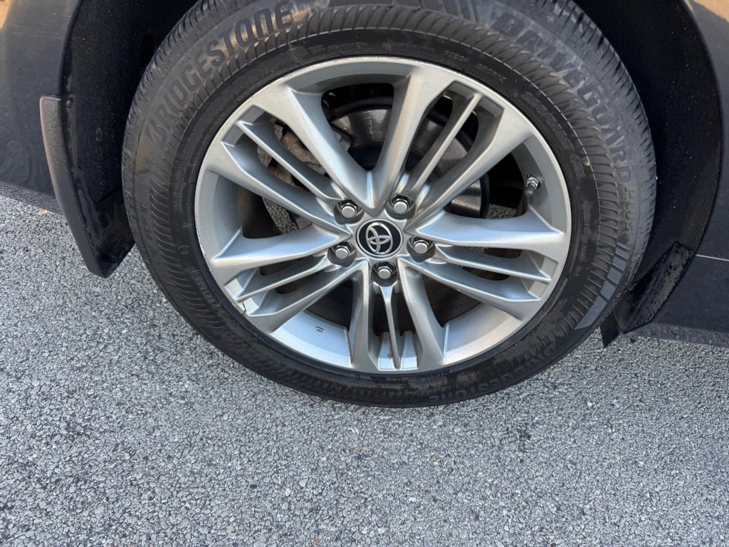 Used 2015 Toyota Camry SE w/ Moonroof Package FWD image 10