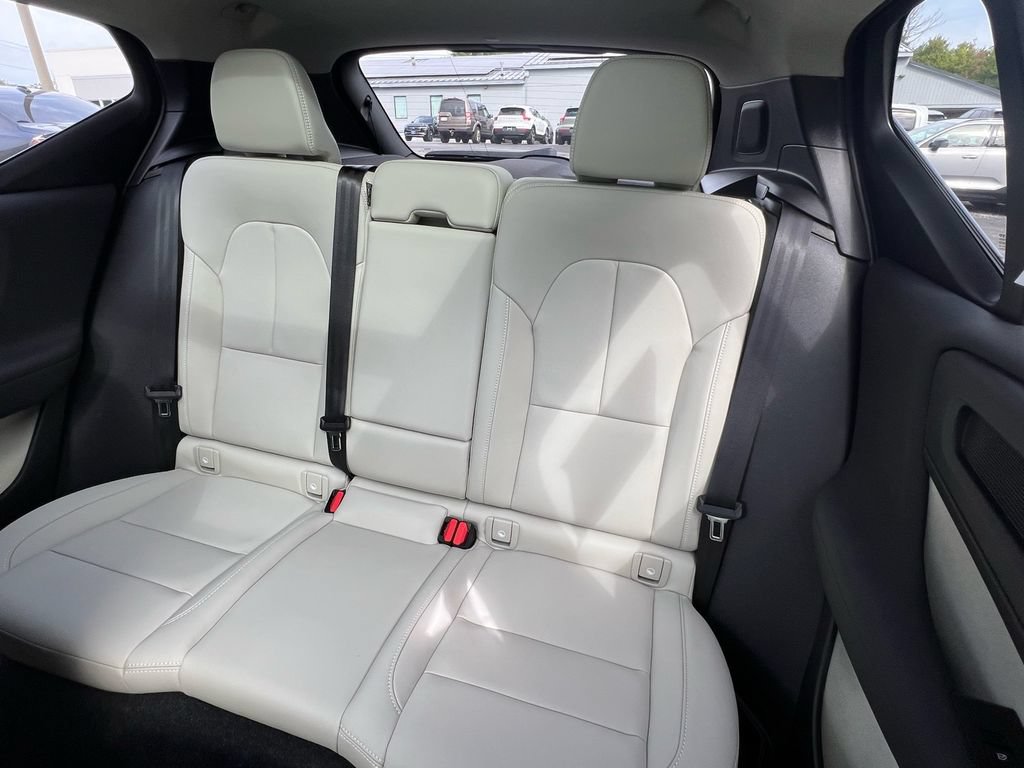 Certified 2025 Volvo XC40 B5 Plus AWD/4WD image 22