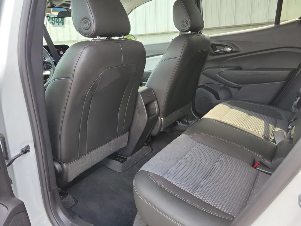Used 2025 Chevrolet Trax LT FWD image 17