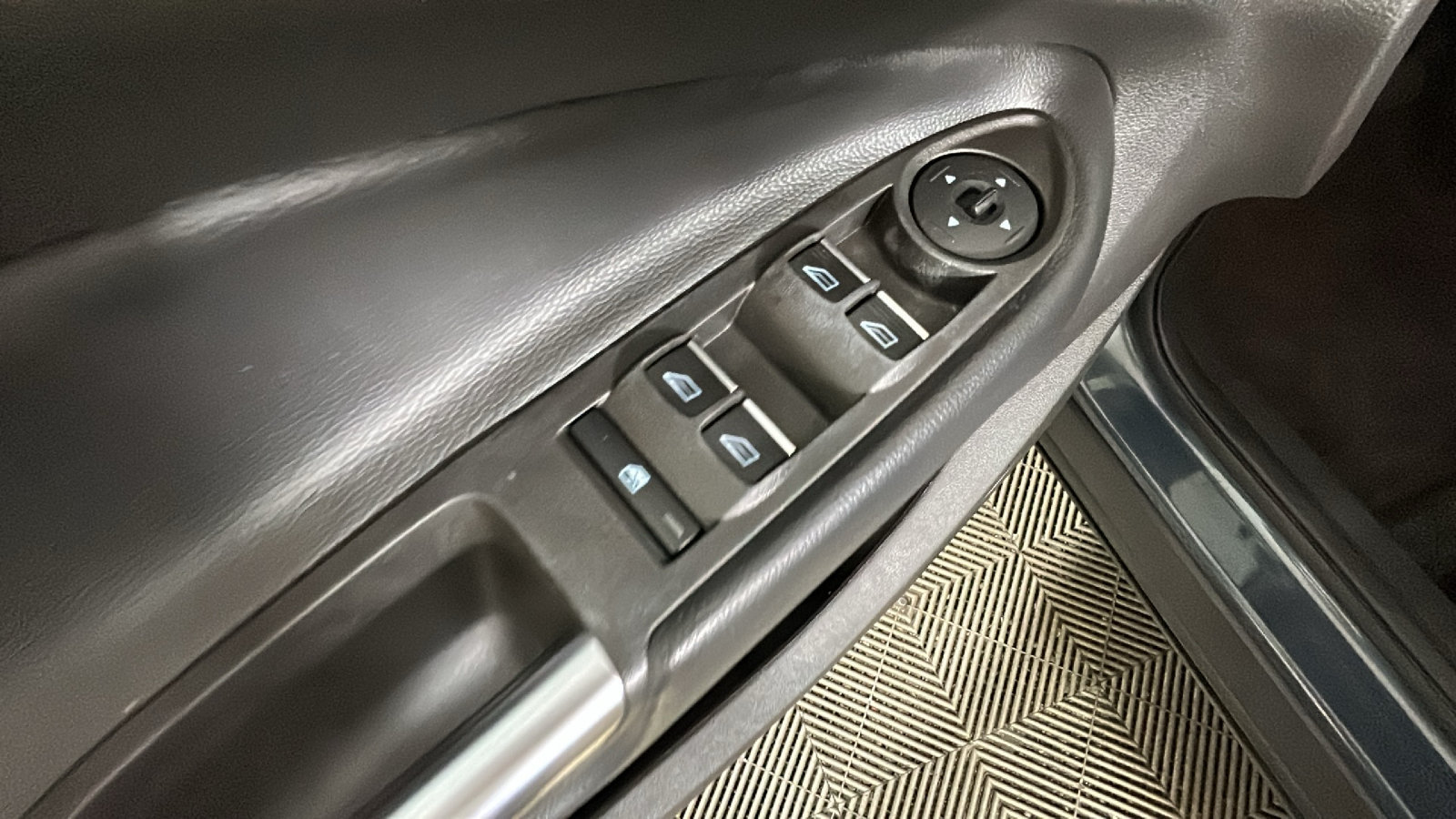Used 2019 Ford Escape SE FWD image 12
