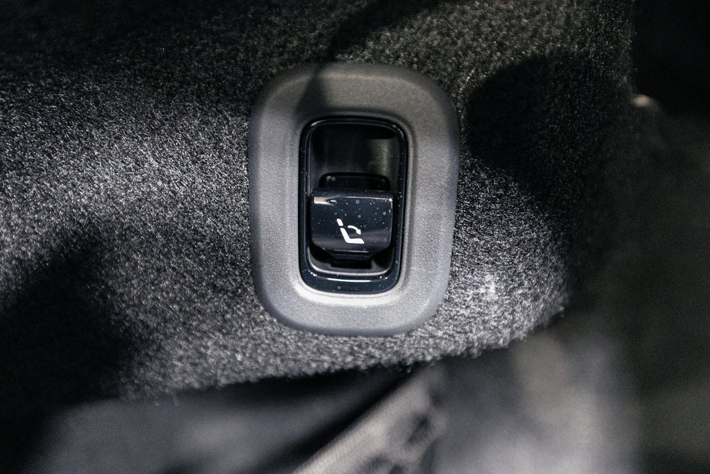 Used 2024 Mercedes-Benz CLE 450 4MATIC Cabriolet w/ Driver Assistance Package image 34