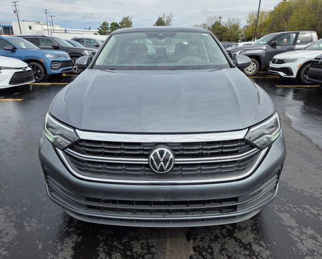 Used 2023 Volkswagen Jetta SE w/ Panoramic Sunroof Package image 2