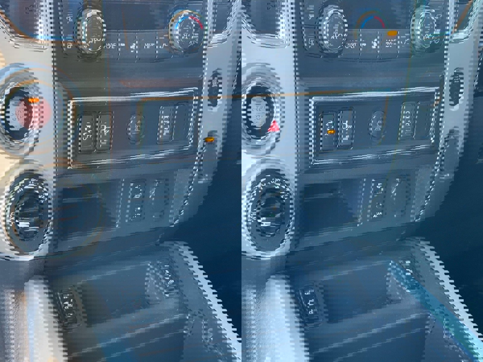 Used 2018 Nissan Titan SV w/ SV Convenience Package image 24