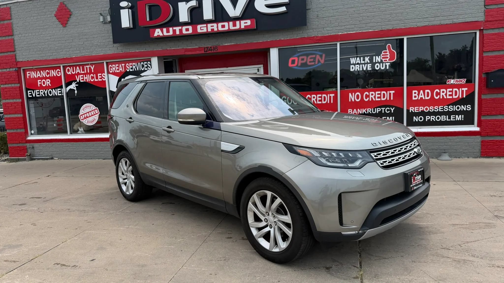 Used 2017 Land Rover Discovery HSE AWD/4WD image 2