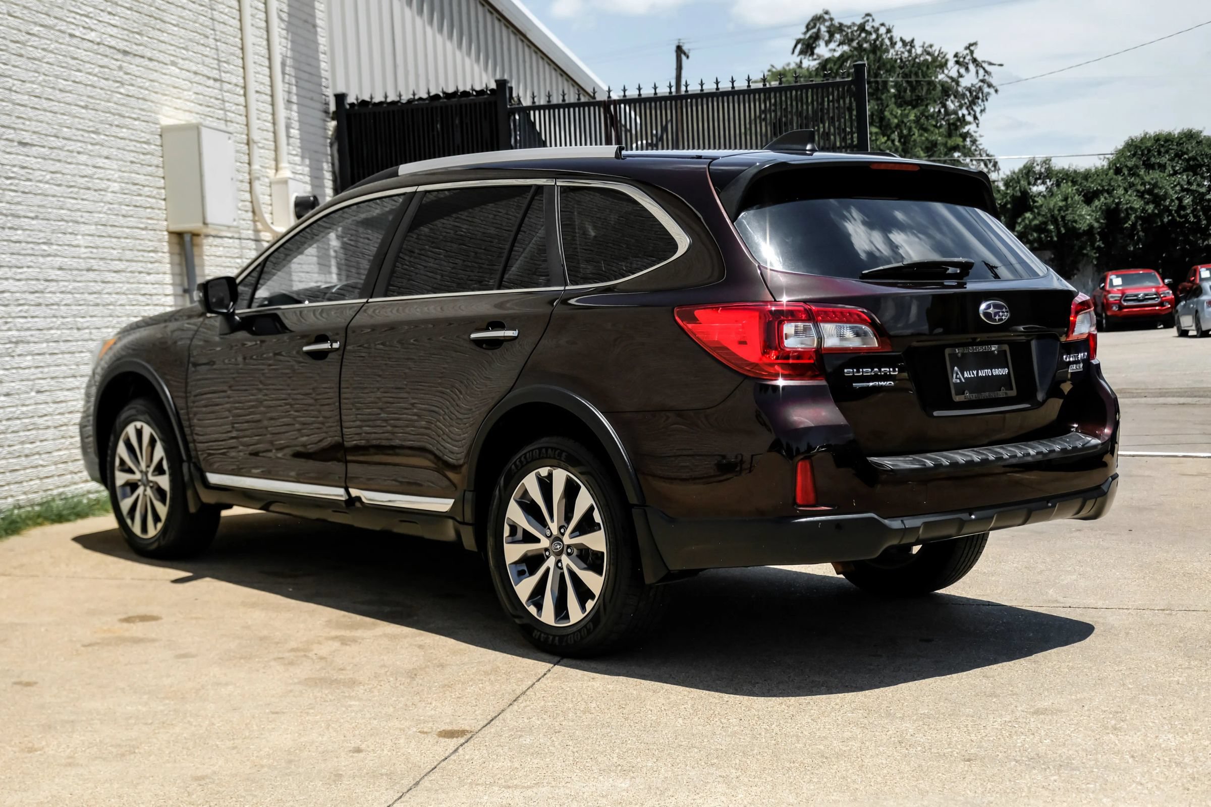 Used 2017 Subaru Outback 2.5i Touring AWD/4WD image 10