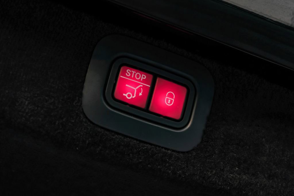 Used 2021 Aston Martin DBX image 57