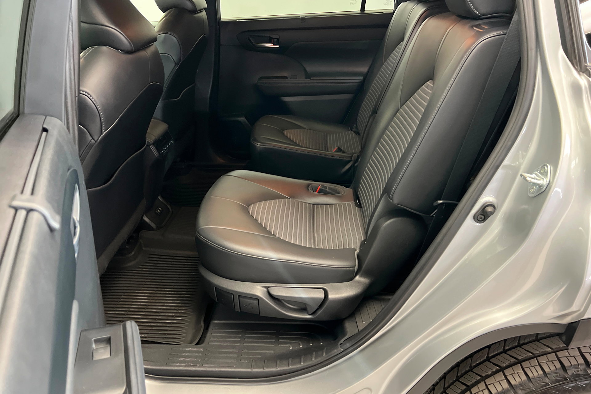 Used 2021 Toyota Highlander XSE AWD/4WD image 22