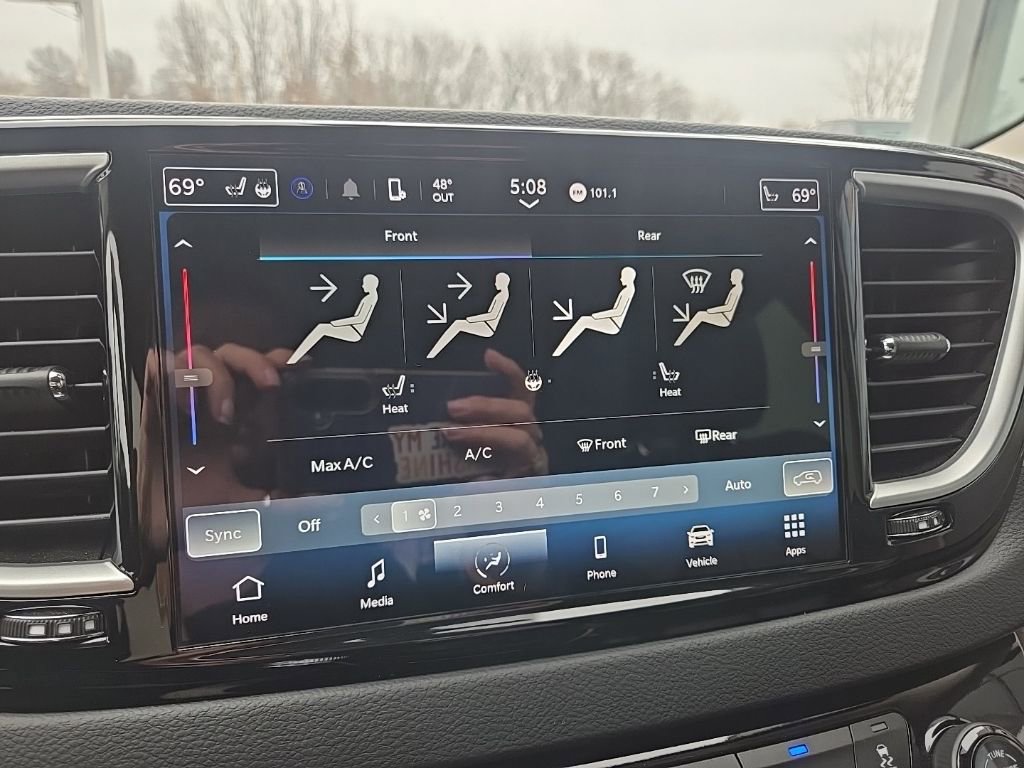 Used 2024 Chrysler Pacifica Touring-L image 45