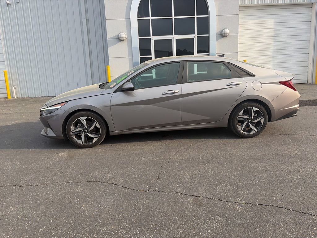 Used 2023 Hyundai Elantra SEL w/ Convenience Package image 4
