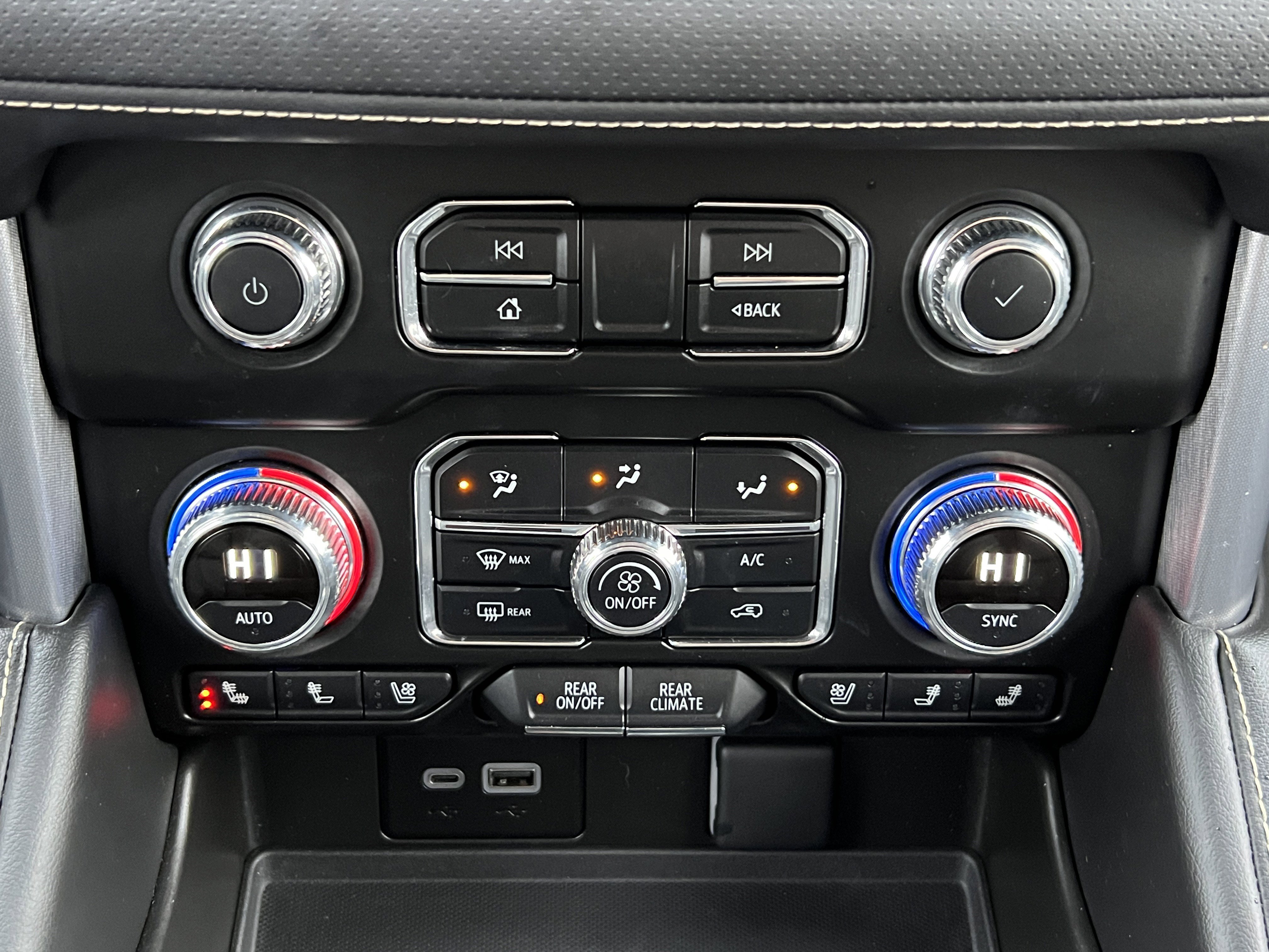 Used 2024 GMC Yukon SLT w/ SLT Luxury Package image 34