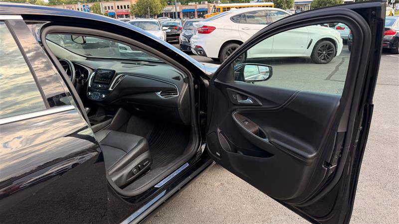 Used 2018 Chevrolet Malibu Premier w/ Premier Sun and Wheel Package FWD image 33