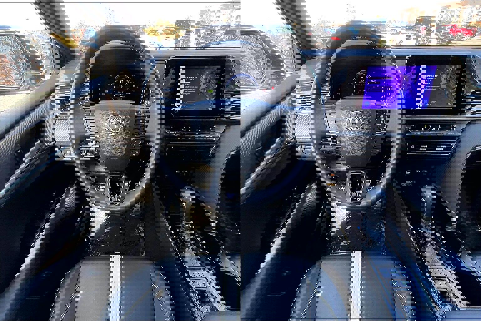 Used 2025 Toyota Camry SE image 5