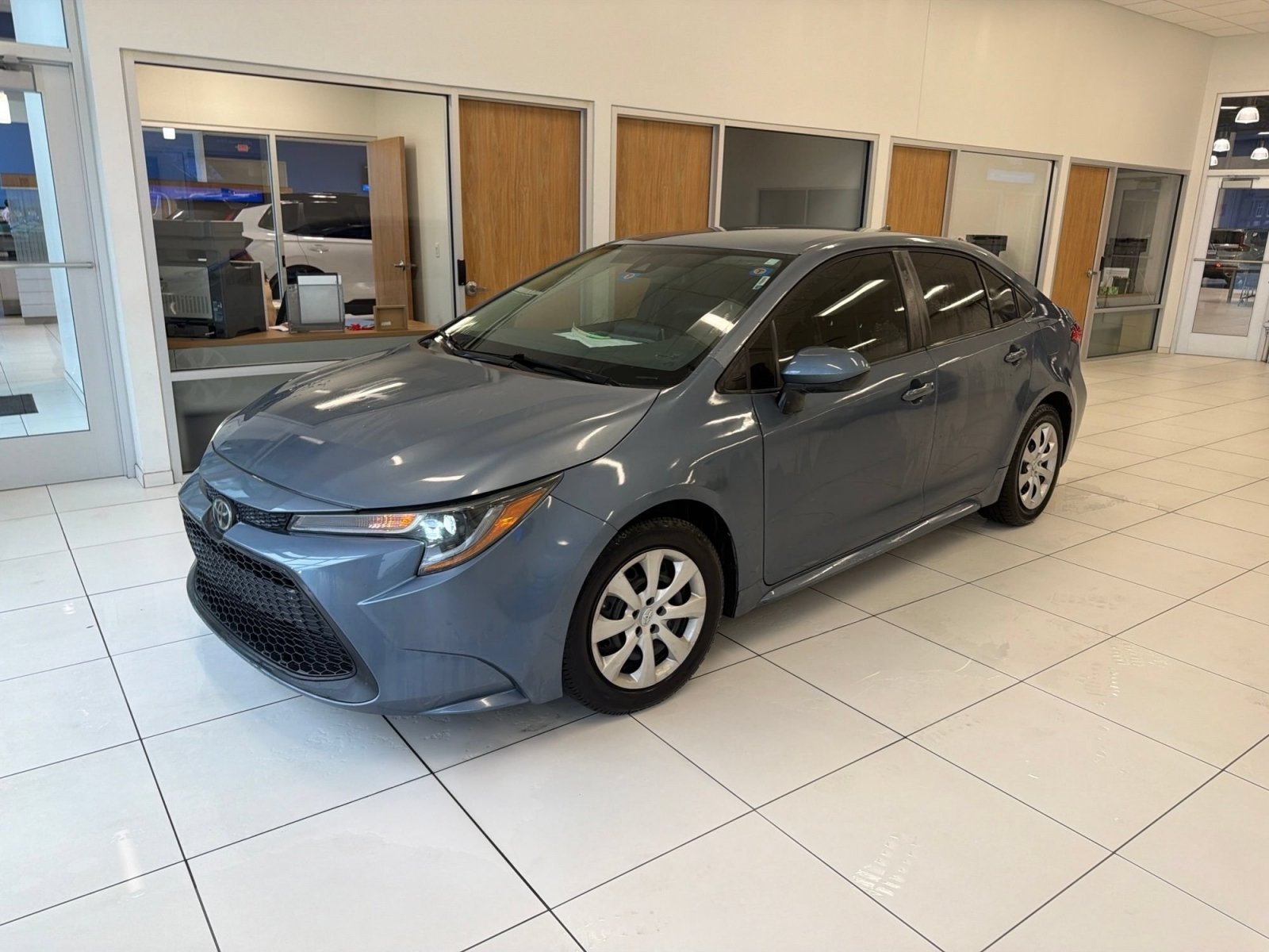 Used 2020 Toyota Corolla LE FWD image 3