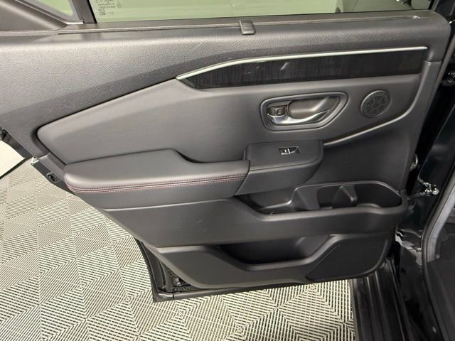 Used 2025 Honda Pilot Black Edition image 38