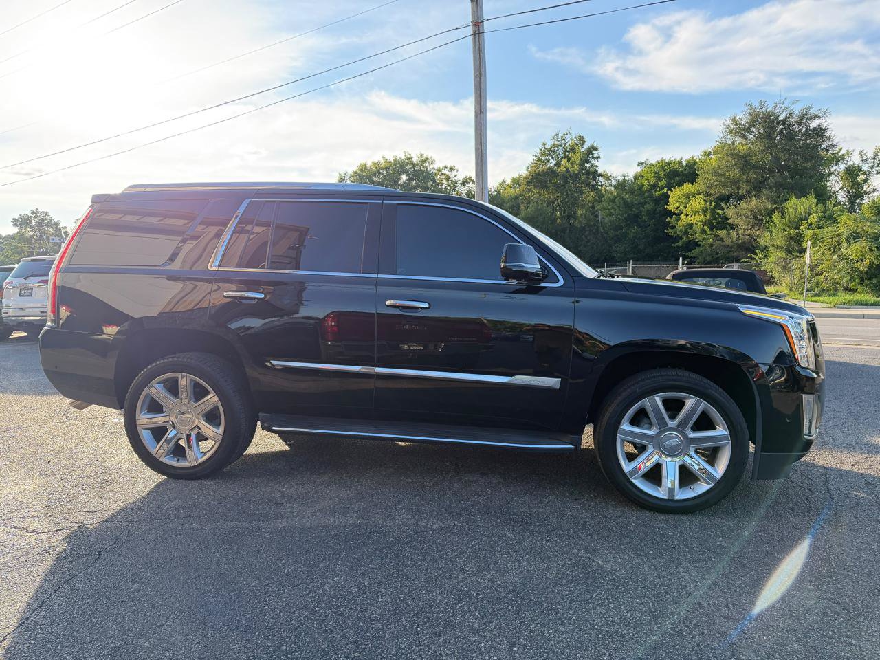 Used 2019 Cadillac Escalade Luxury AWD/4WD image 6