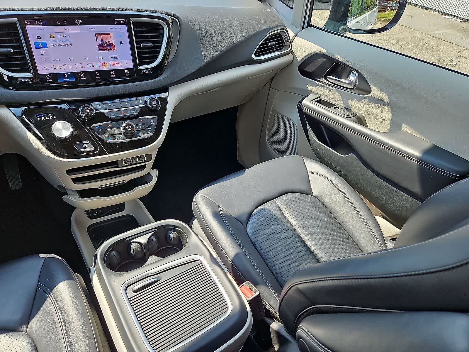 Used 2024 Chrysler Pacifica Touring-L FWD image 12