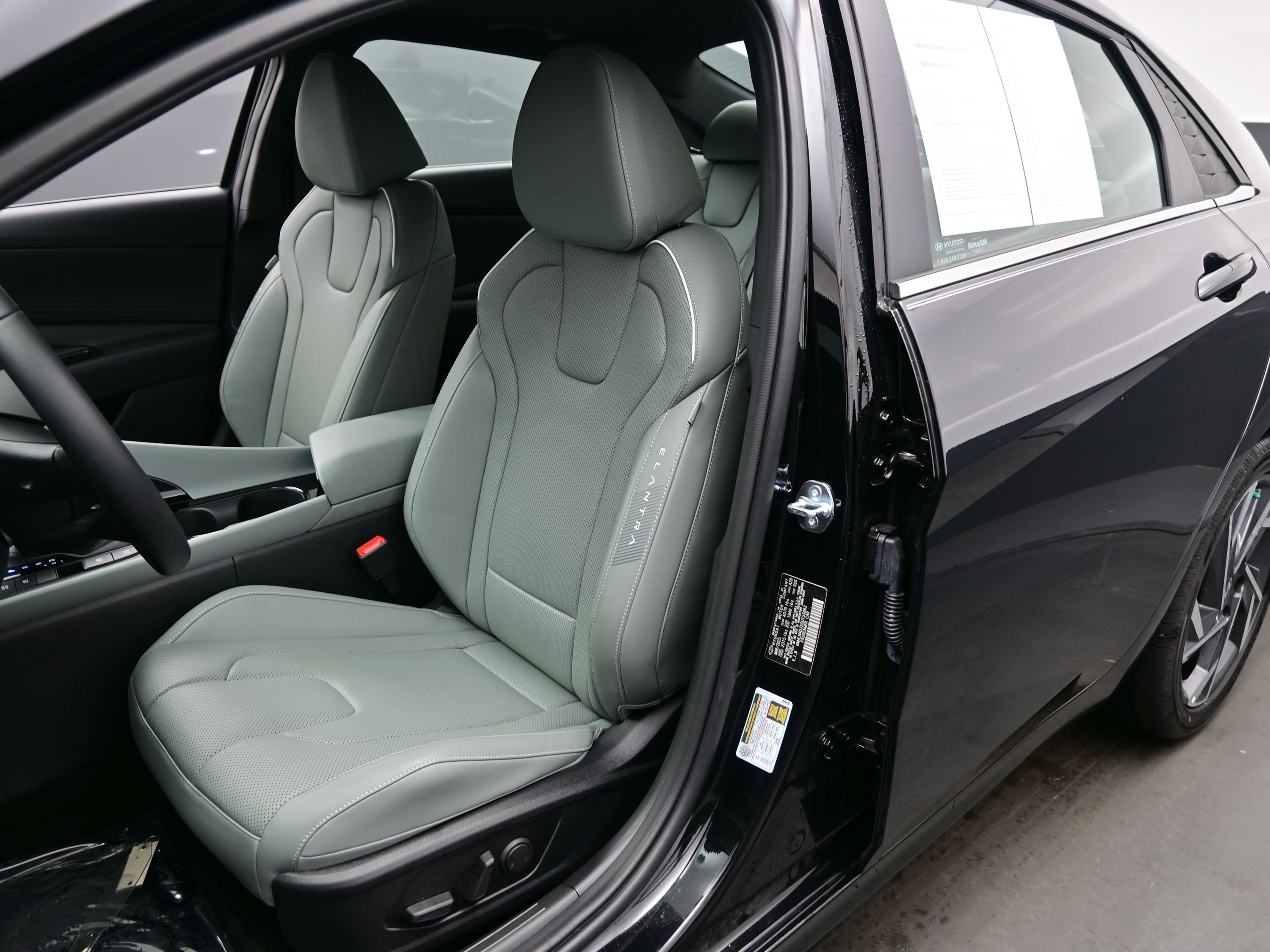 Certified 2025 Hyundai Elantra Limited image 12