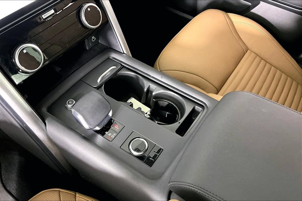 Used 2024 Land Rover Discovery Dynamic SE AWD/4WD image 17