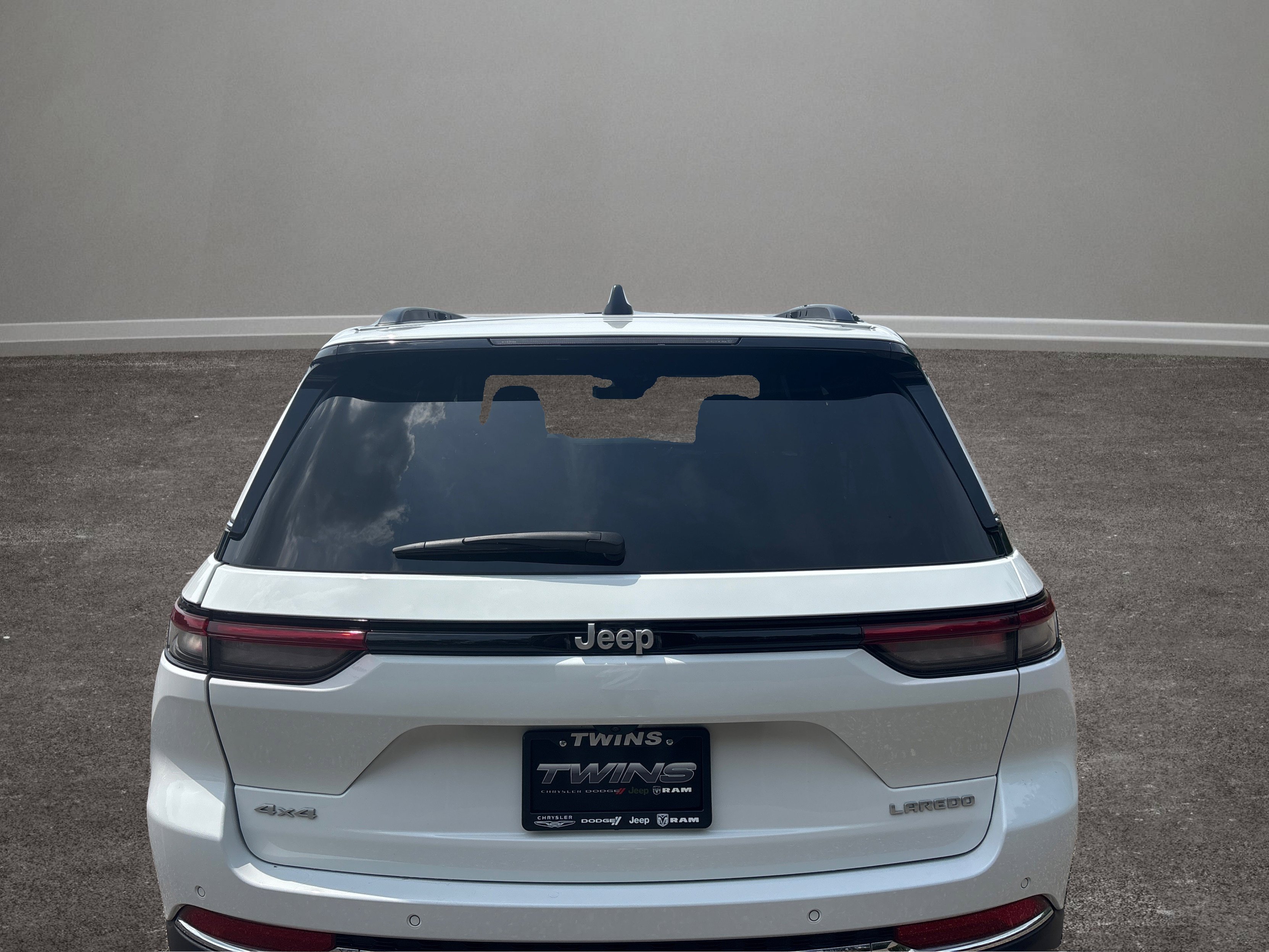 Used 2024 Jeep Grand Cherokee Laredo image 30