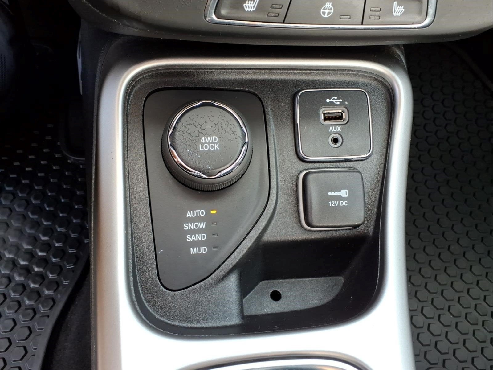 Used 2017 Jeep Compass Latitude w/ Cold Weather Group AWD/4WD image 23
