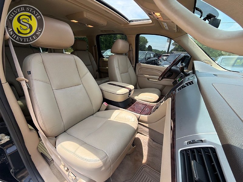 Used 2011 Cadillac Escalade ESV Premium AWD/4WD image 17