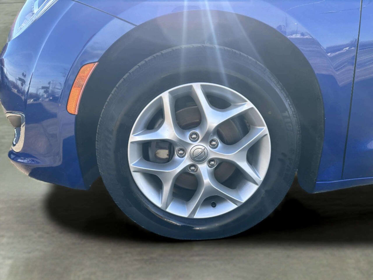 Used 2019 Chrysler Pacifica Touring Plus w/ Tire & Wheel Group FWD image 27