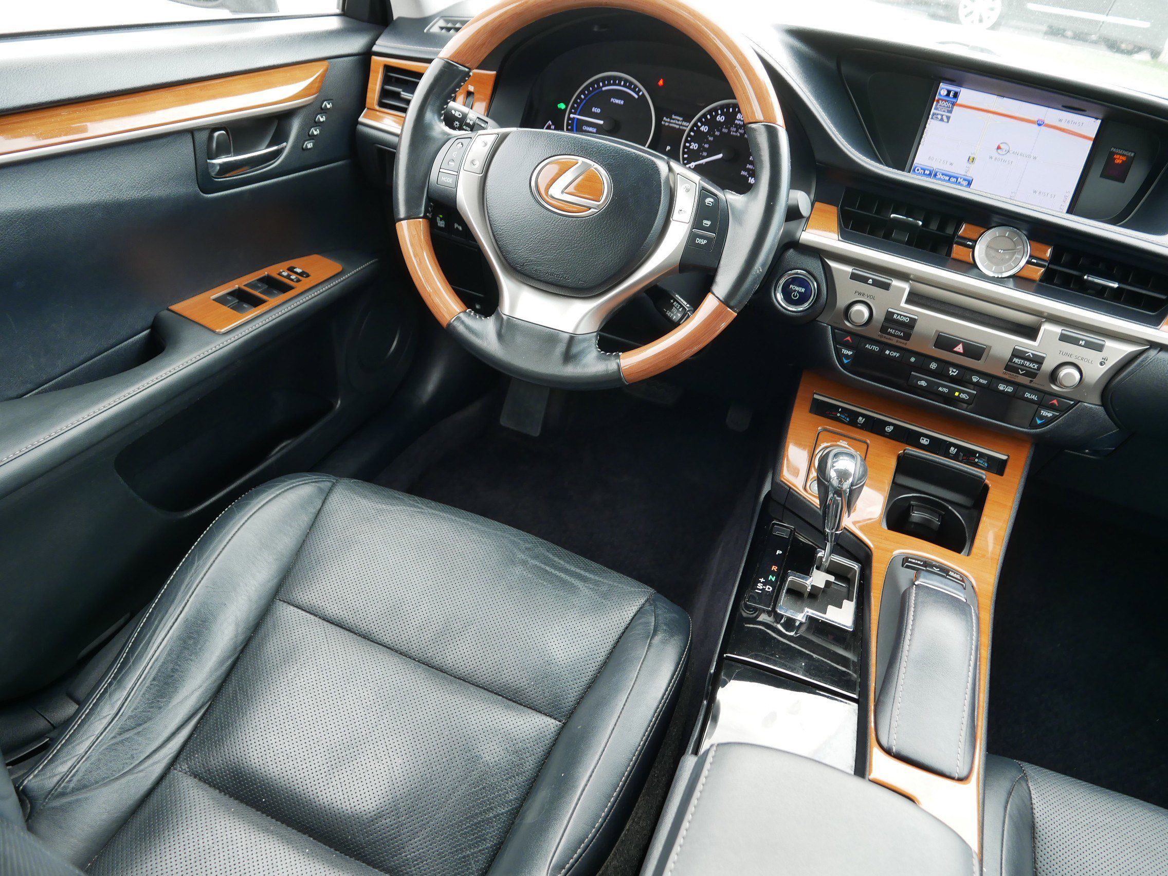 Used 2013 Lexus ES 300h w/ Luxury Pkg FWD image 9