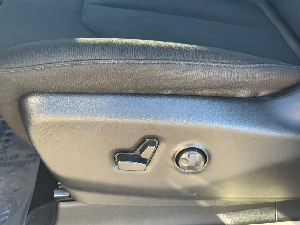 Used 2023 Chrysler Voyager LX image 20