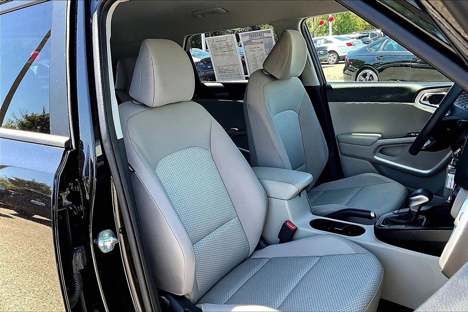 Used 2025 Kia Soul LX FWD image 7