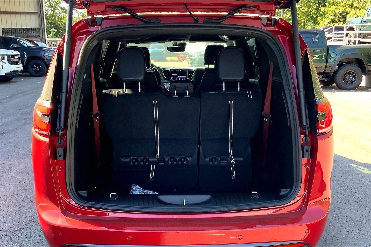 New 2027 Chrysler Pacifica Select FWD image 5