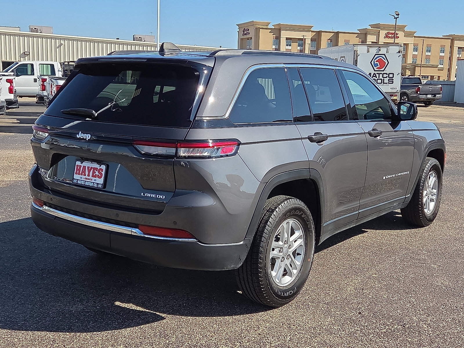 Used 2024 Jeep Grand Cherokee Laredo image 4