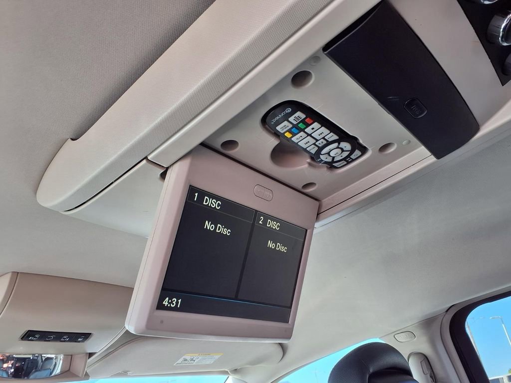 Used 2016 Chrysler Town & Country Touring w/ Driver Convenience Group FWD image 23