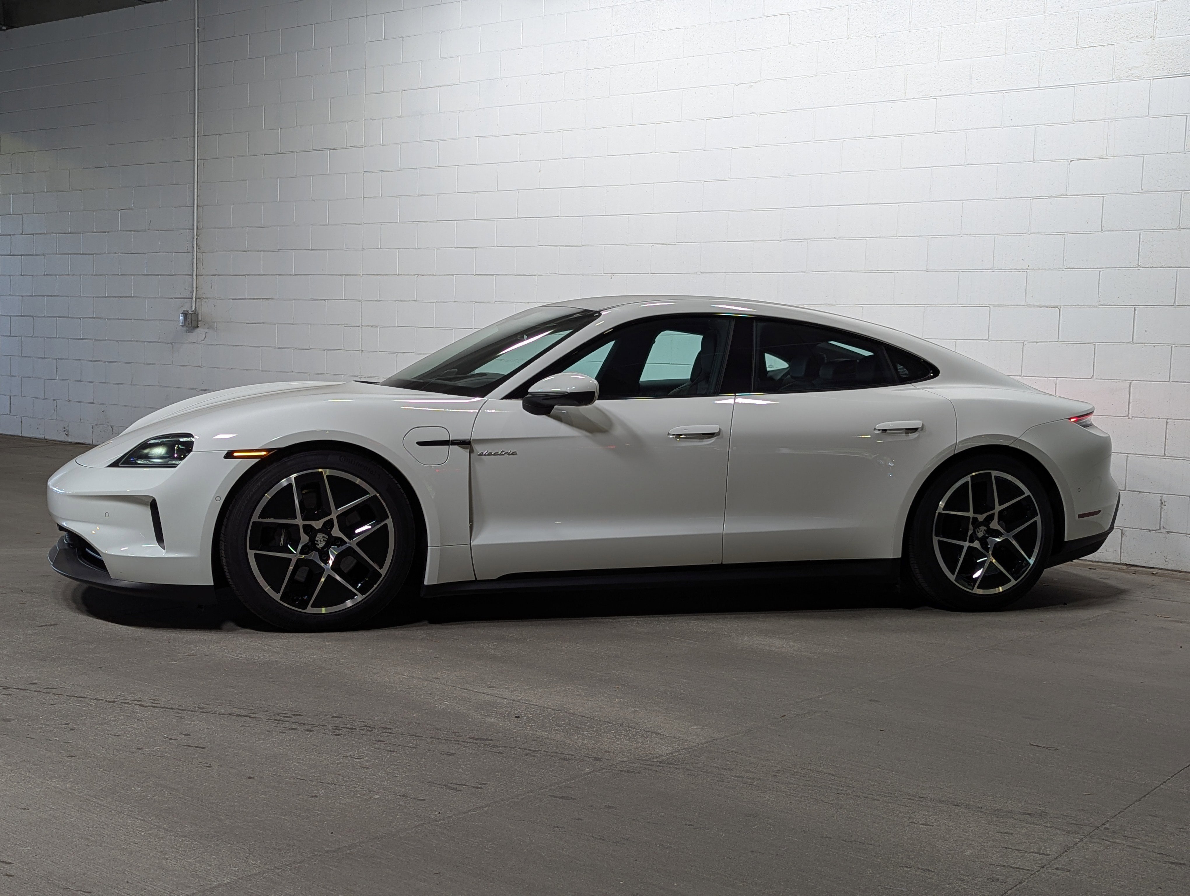 Used 2025 Porsche Taycan image 2