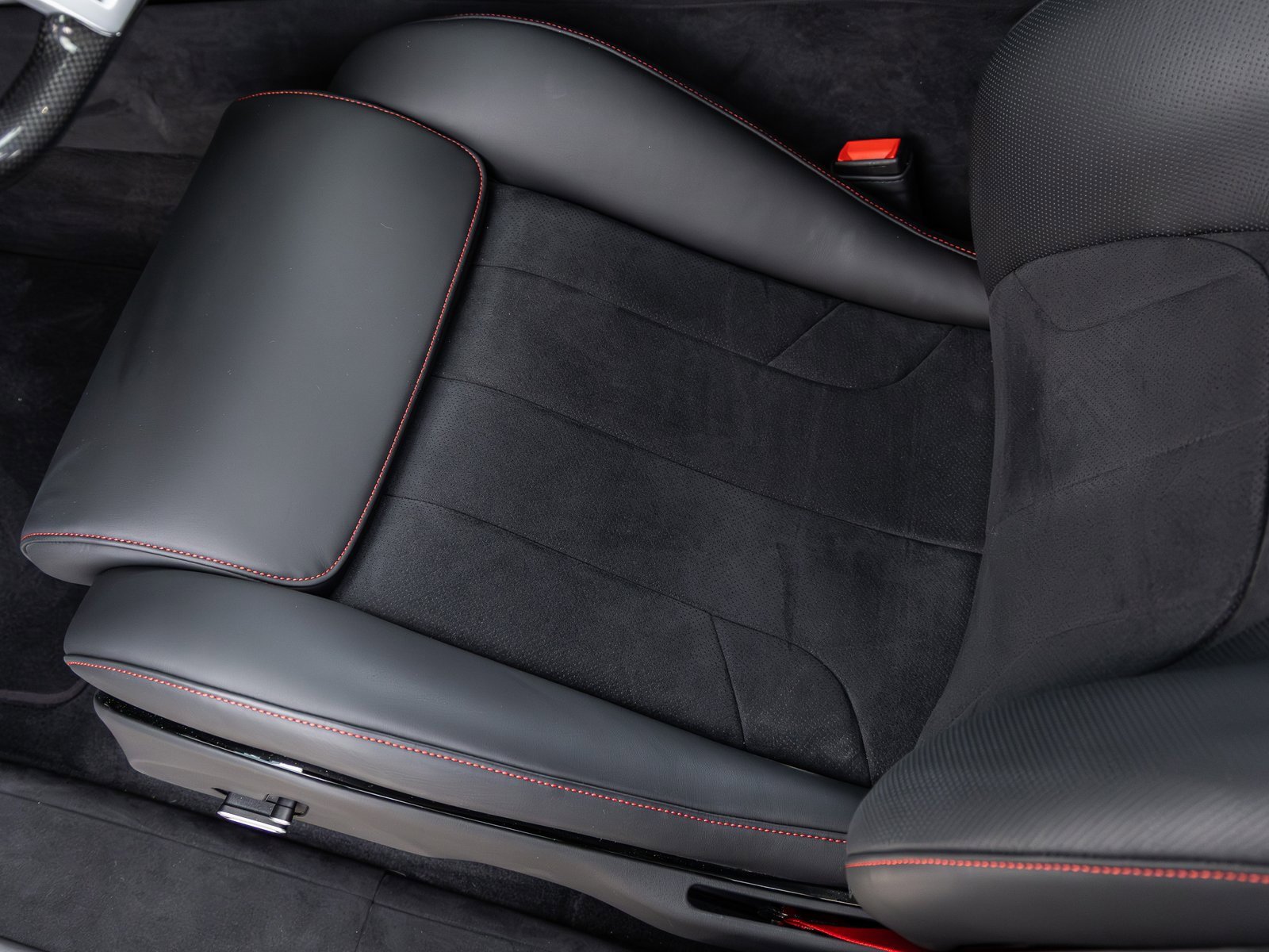 Used 2025 Ferrari Purosangue image 28