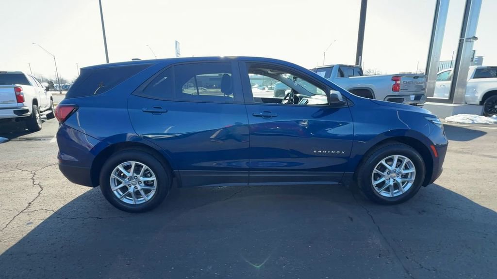 Used 2022 Chevrolet Equinox LS w/ LS Convenience Package FWD image 9