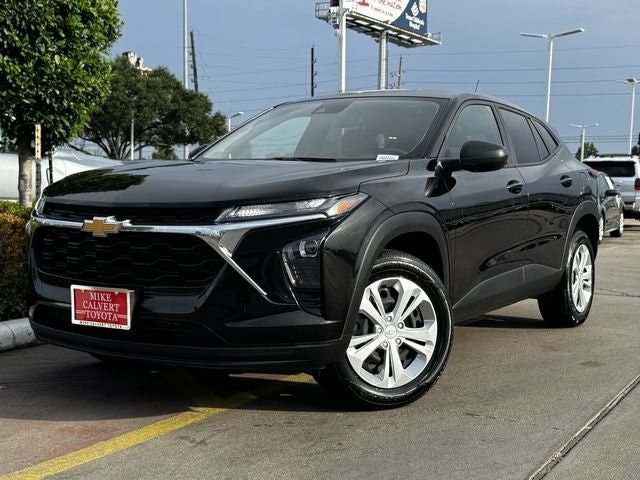 Used 2025 Chevrolet Trax LS FWD image 2